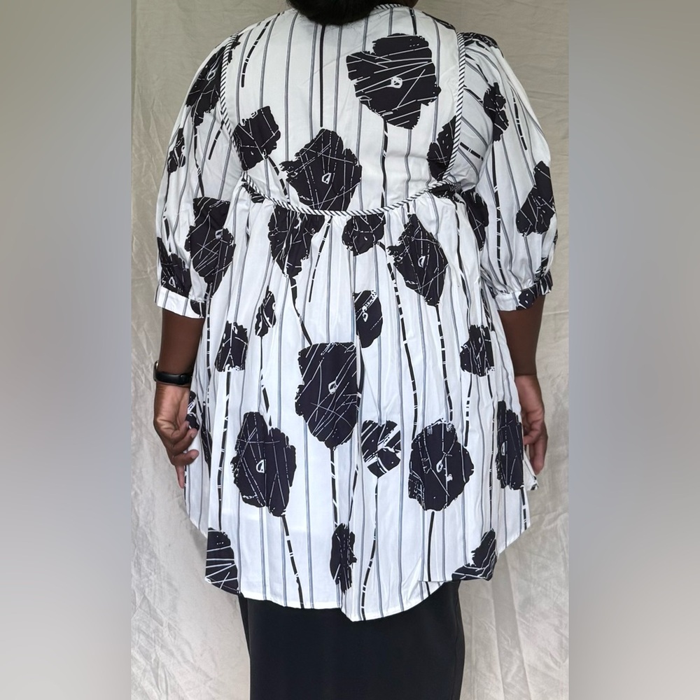 ~Sold~ Black and White Floral Women's Top - Picture 2 of 3